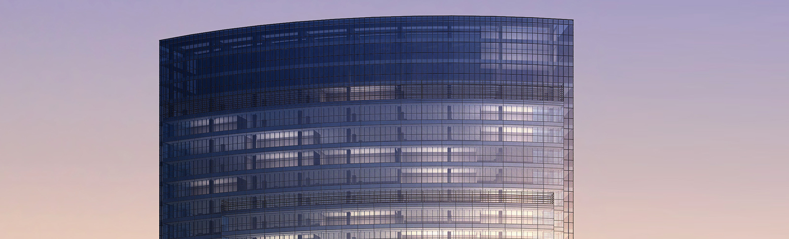 Grattacielo che si staglia nel cielo all'ora del tramonto.