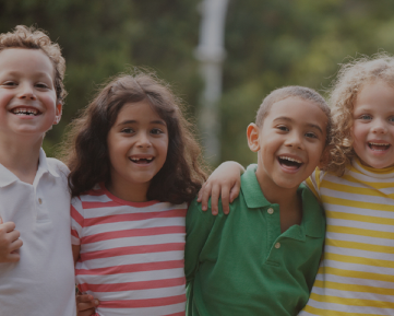 Bambini si abbracciano sorridenti