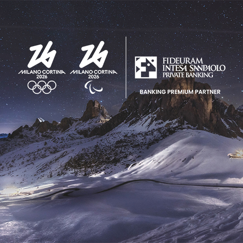 Immagine del Passo di Giau nelle Dolomiti. In sovraimpressione il composit logo dei Giochi Olimpici e Paraolimpici Invernali di Milano Cortina 2026 e Fideuram Intesa Sanpaolo Private Banking Banking Premium Partner.