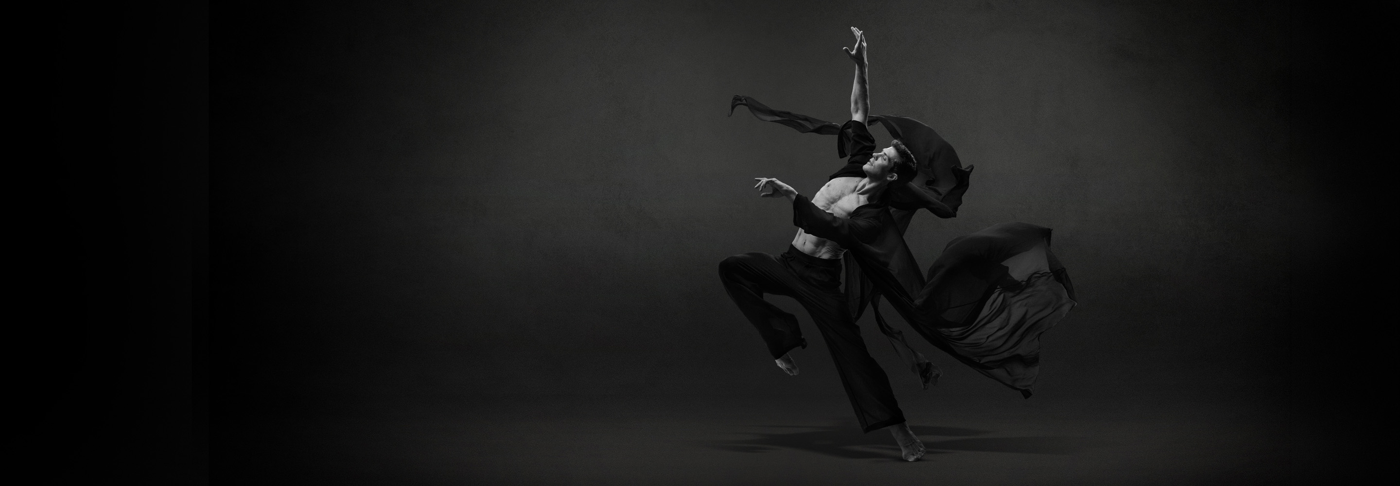 Roberto Bolle - scatto con il piede a terra.